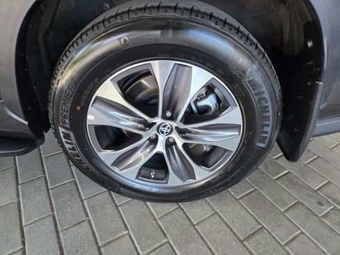 Used 2023 Toyota Highlander XLE image 9