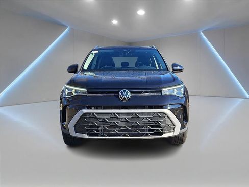 Certified 2025 Volkswagen Taos SE w/ Panoramic Sunroof Package image 2