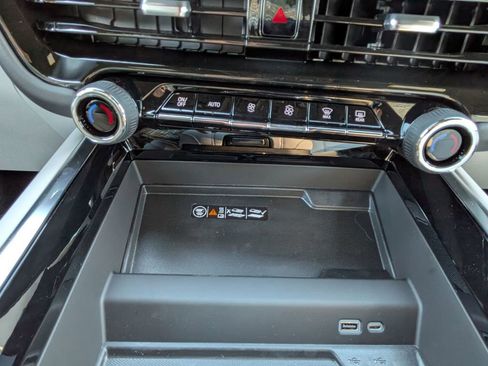 New 2025 Chevrolet Suburban Premier image 23