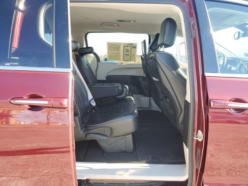 Used 2018 Chrysler Pacifica Limited image 37