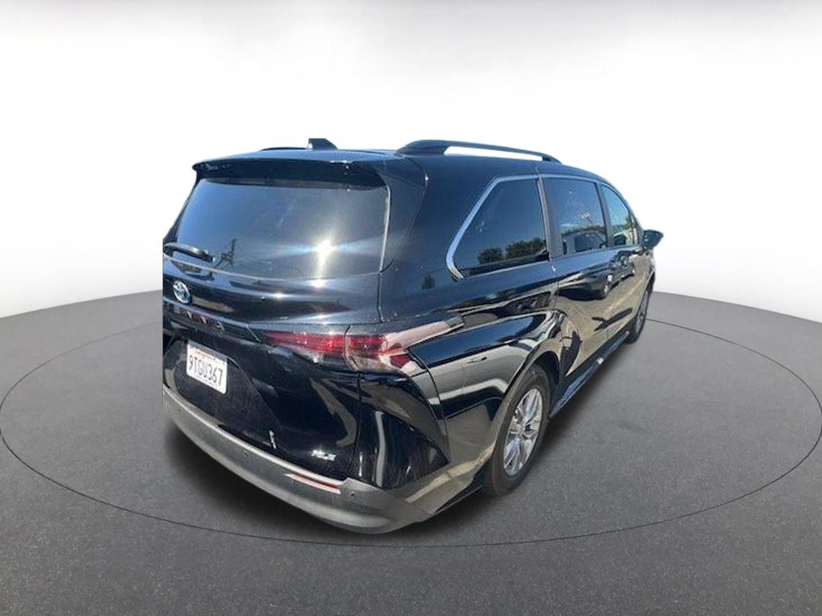 Used 2025 Toyota Sienna XLE FWD image 3