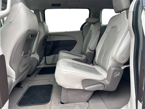 Used 2021 Chrysler Pacifica Touring-L image 46