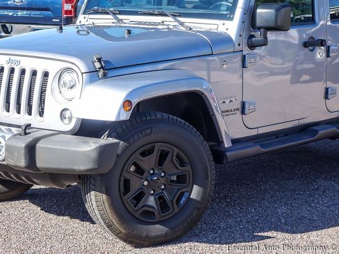 Used 2017 Jeep Wrangler Unlimited Sahara w/ Connectivity Group AWD/4WD image 3