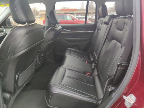 Used 2023 Jeep Grand Cherokee Limited image 16