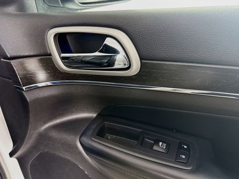 Used 2018 Jeep Grand Cherokee Limited image 31