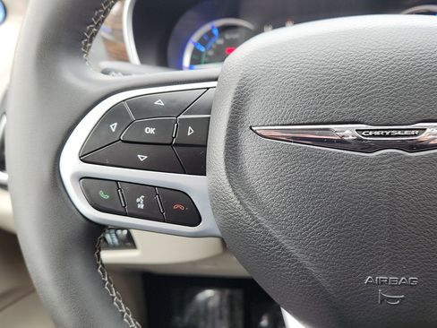 Used 2023 Chrysler Pacifica Limited image 18