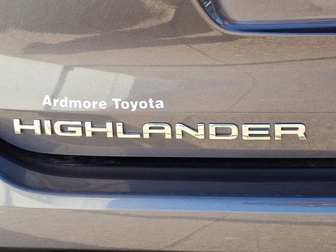 Used 2025 Toyota Highlander XLE image 31