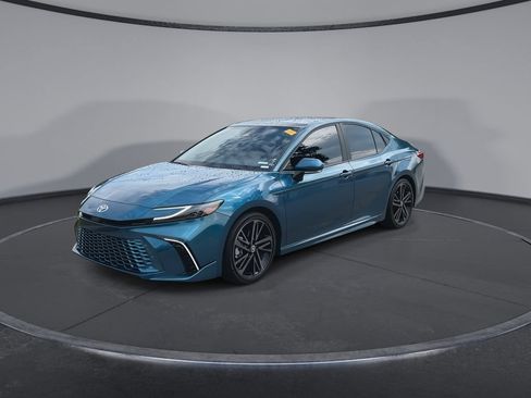 Used 2025 Toyota Camry XSE FWD image 4