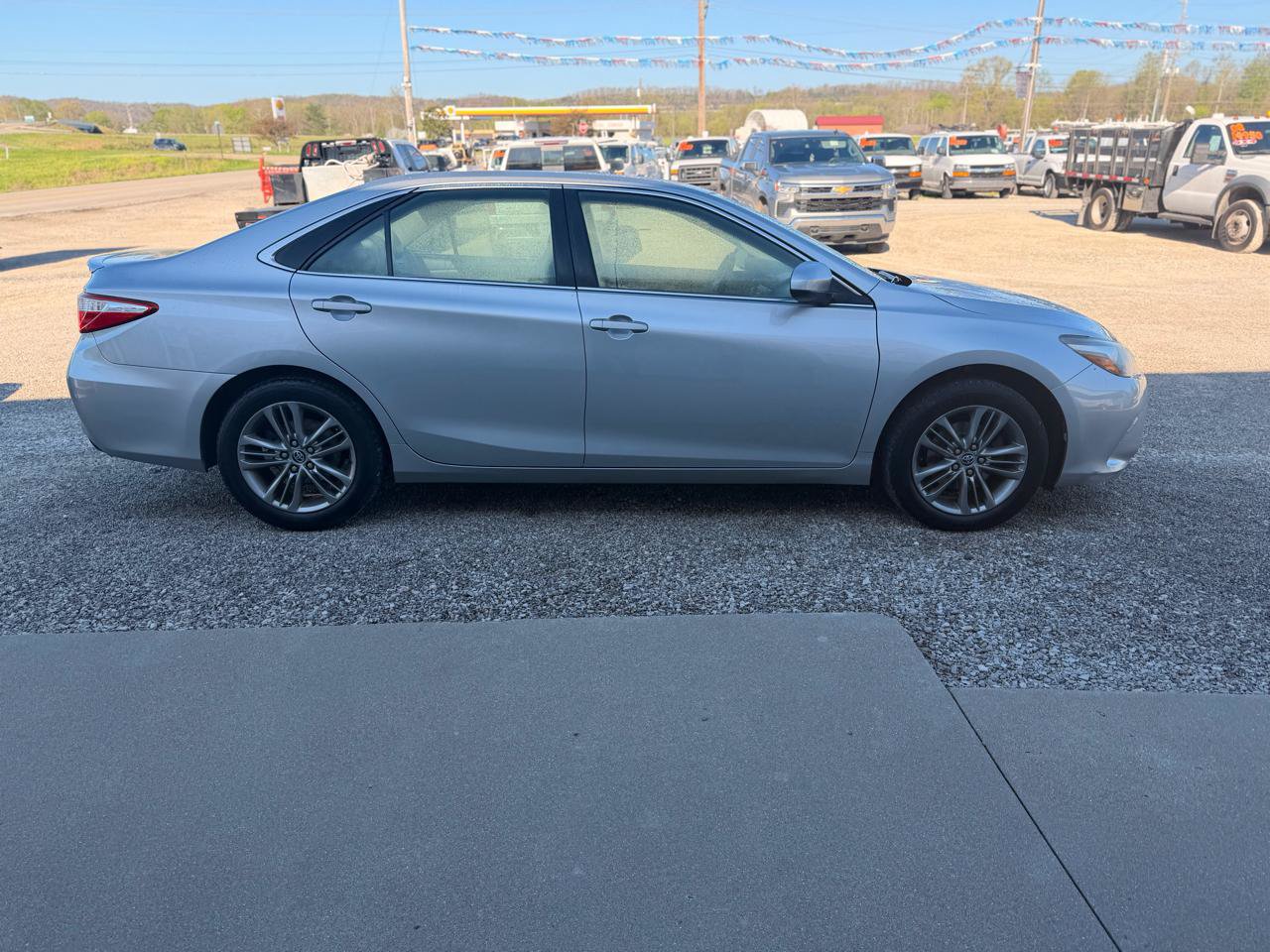 Used 2015 Toyota Camry SE FWD image 2