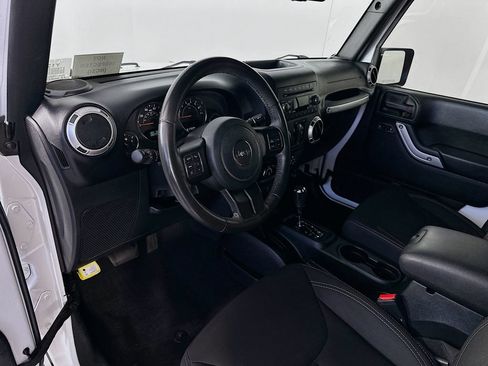 Used 2018 Jeep Wrangler Unlimited Sahara w/ Connectivity Group AWD/4WD image 28
