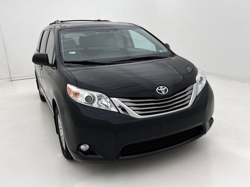 Used 2016 Toyota Sienna XLE w/ Protection Package FWD image 3
