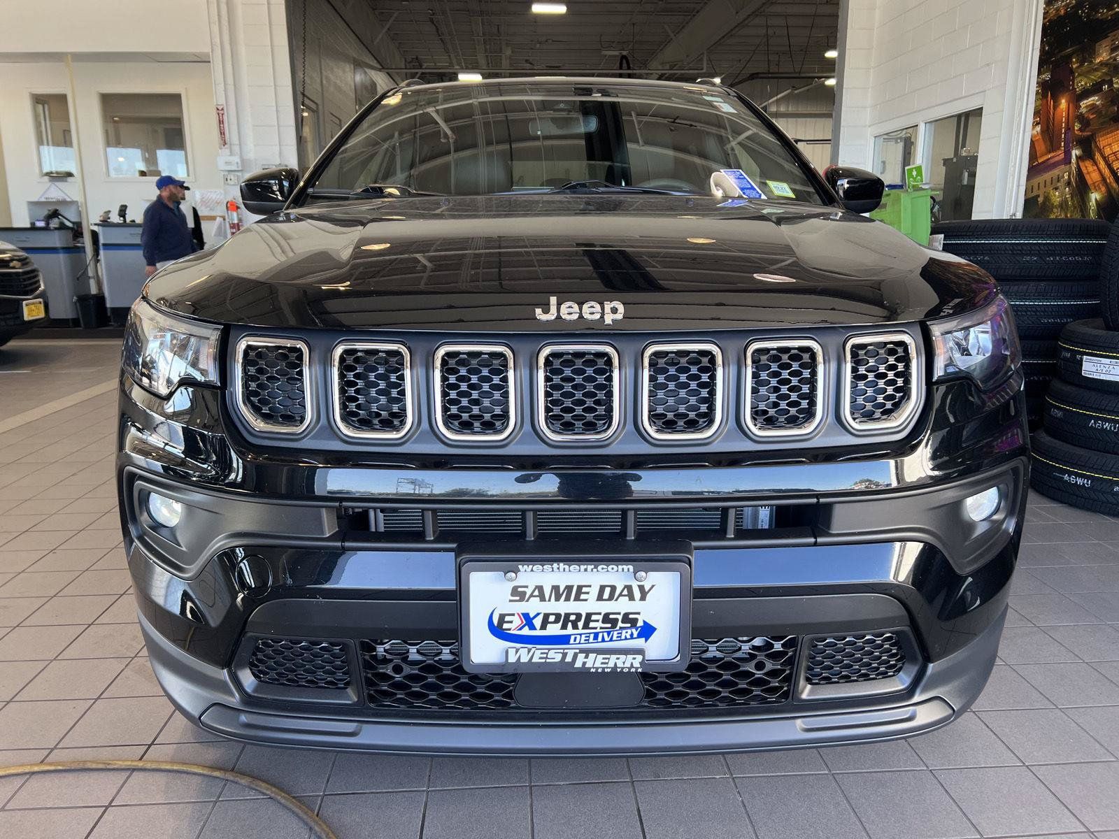 Used 2023 Jeep Compass Latitude w/ Convenience Group AWD/4WD image 2