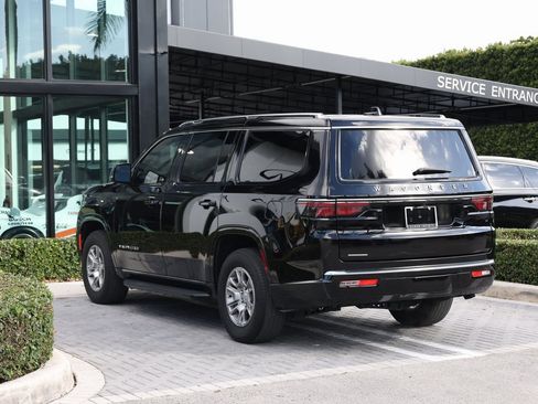 Used 2023 Jeep Wagoneer 4WD image 5