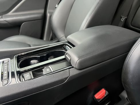 Used 2019 Jaguar F-PACE Premium image 28