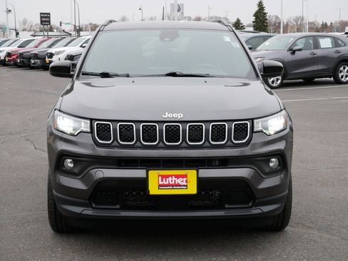 Used 2023 Jeep Compass Latitude image 2