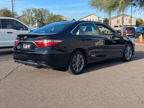 Used 2016 Toyota Camry SE image 3