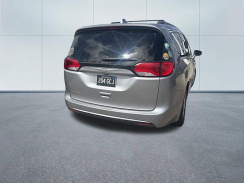 Used 2017 Chrysler Pacifica Touring-L w/ Tire & Wheel Group FWD image 5