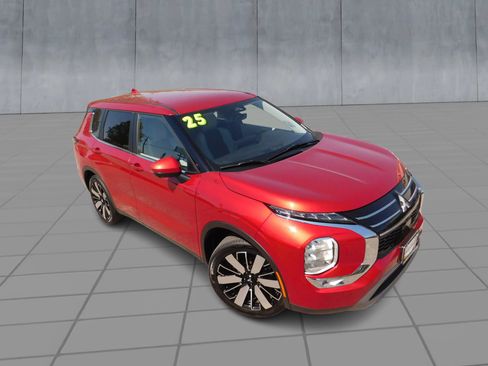 Used 2025 Mitsubishi Outlander SE AWD/4WD image 2