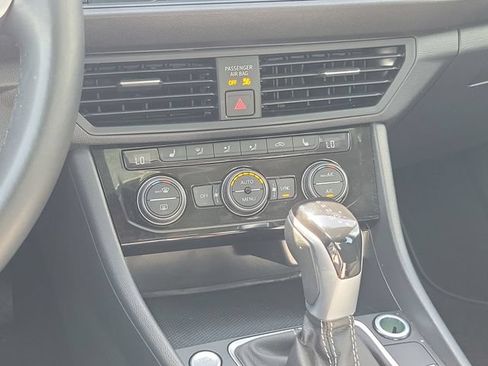 Used 2023 Volkswagen Jetta SE w/ Panoramic Sunroof Package FWD image 27