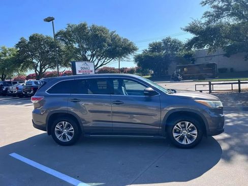 Used 2015 Toyota Highlander Plus FWD image 6