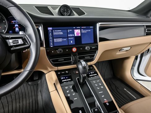 Certified 2025 Porsche Macan image 13