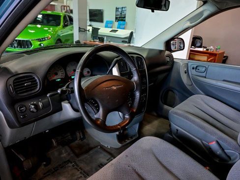 Used 2006 Chrysler Town & Country Touring FWD image 13