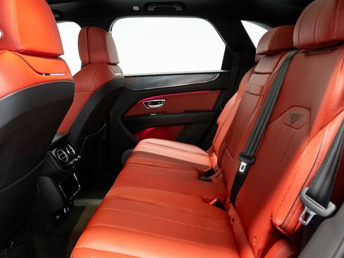 Used 2021 Bentley Bentayga image 37