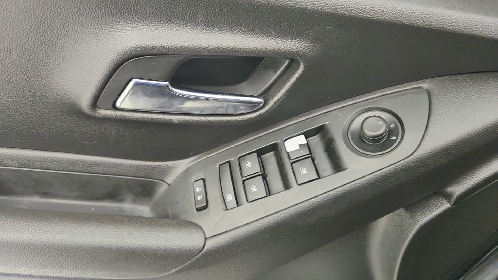 Used 2018 Chevrolet Trax LT w/ LT Convenience Package FWD image 20