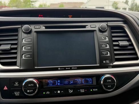 Used 2019 Toyota Highlander XLE image 18
