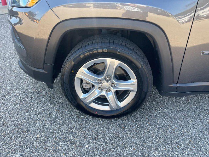 Used 2023 Jeep Compass Latitude w/ Convenience Group AWD/4WD image 7