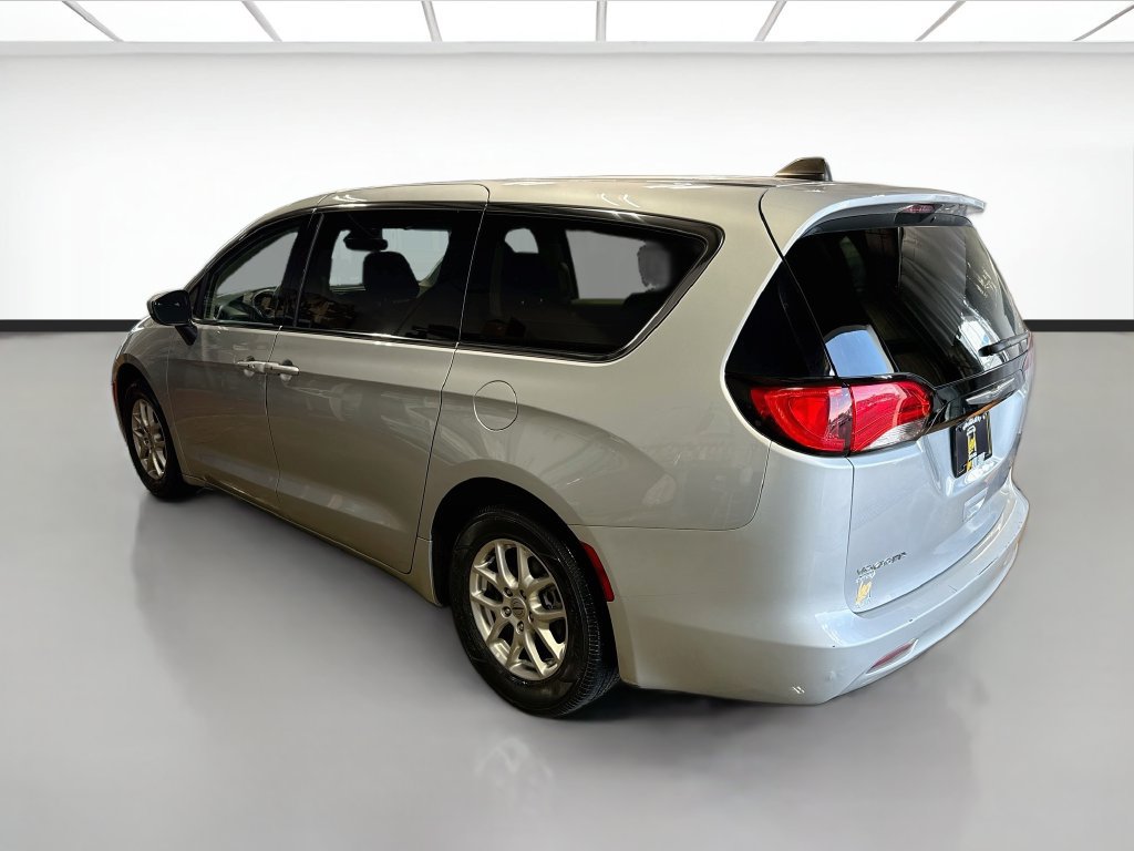Used 2023 Chrysler Voyager LX FWD image 7