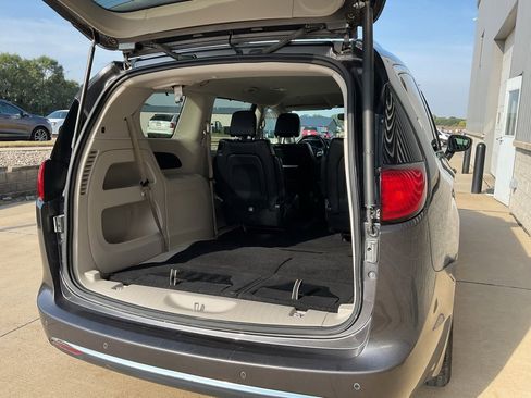 Used 2020 Chrysler Pacifica Touring-L Plus image 26