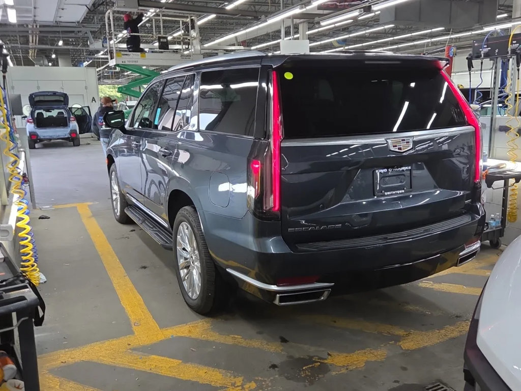 Used 2021 Cadillac Escalade Premium Luxury AWD/4WD image 3