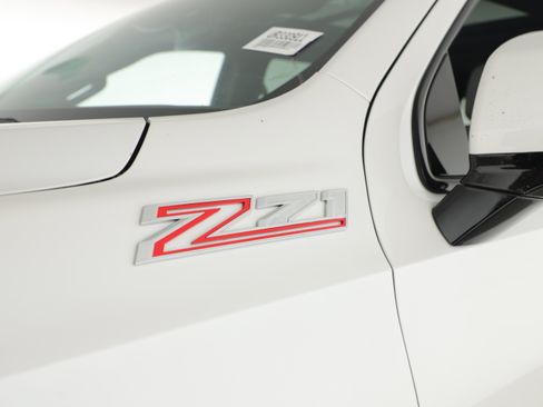 Used 2025 Chevrolet Suburban Z71 w/ Comfort Package image 20