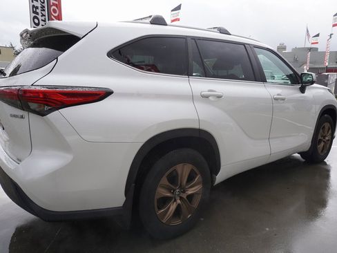 Used 2023 Toyota Highlander Bronze Edition image 6