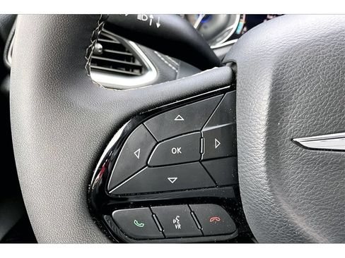 Used 2025 Chrysler Pacifica Limited FWD image 27