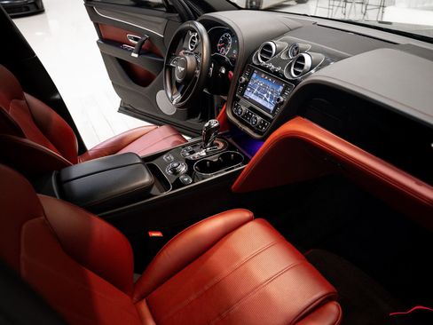Used 2018 Bentley Bentayga image 46