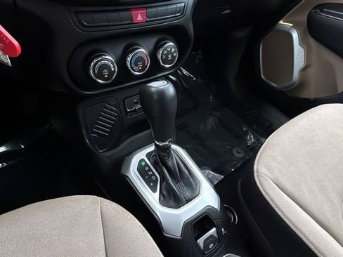 Used 2015 Jeep Renegade Latitude FWD image 14
