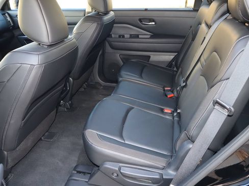 Used 2024 Nissan Pathfinder SL w/ Lighting Package (N92) FWD image 5