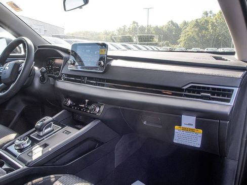 New 2024 Mitsubishi Outlander ES image 20