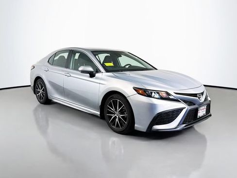 Used 2023 Toyota Camry SE w/ Cold Weather Package FWD image 8