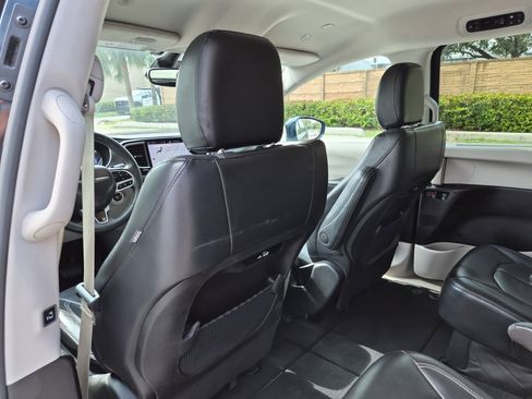 Used 2022 Chrysler Pacifica Touring-L FWD image 14