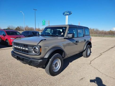 New 2025 Ford Bronco Base image 18
