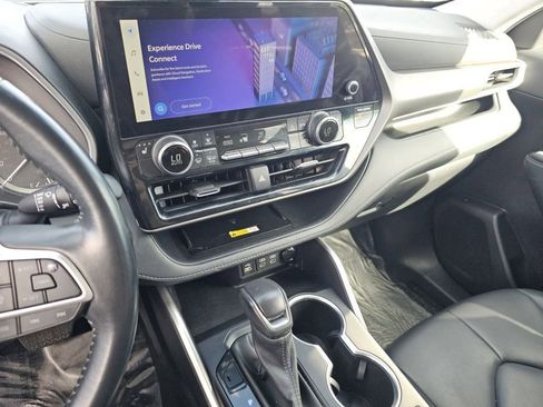 Used 2023 Toyota Highlander XLE AWD/4WD image 32