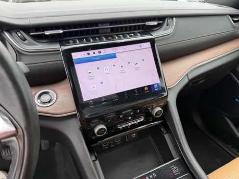 Used 2022 Jeep Grand Cherokee Summit w/ Luxury Tech Group V image 19