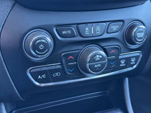 Used 2019 Jeep Cherokee Limited image 29