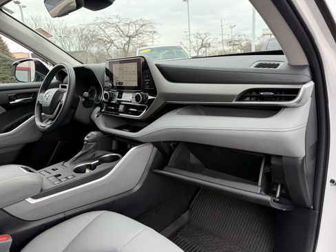 Used 2023 Toyota Highlander XLE image 12
