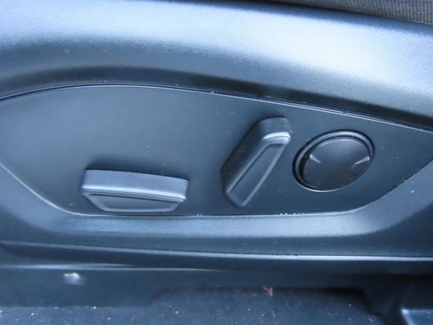 Certified 2024 Ford Explorer XLT image 28