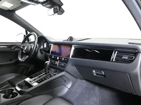 Certified 2024 Porsche Macan image 17