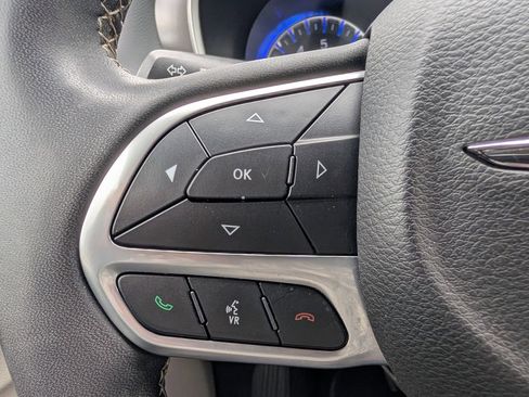 Used 2023 Chrysler Pacifica Touring-L FWD image 28